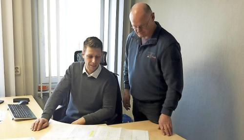 Martin und Bernd Lehmann studieren einen Bewährungsplan Peitzer Betonwerk fit für die Zukunft